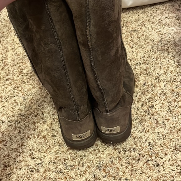 UGG Classic Tall Chocolate Boots Winter Snow Warm Fuzzy Christmas Holiday Fur - Picture 2 of 4